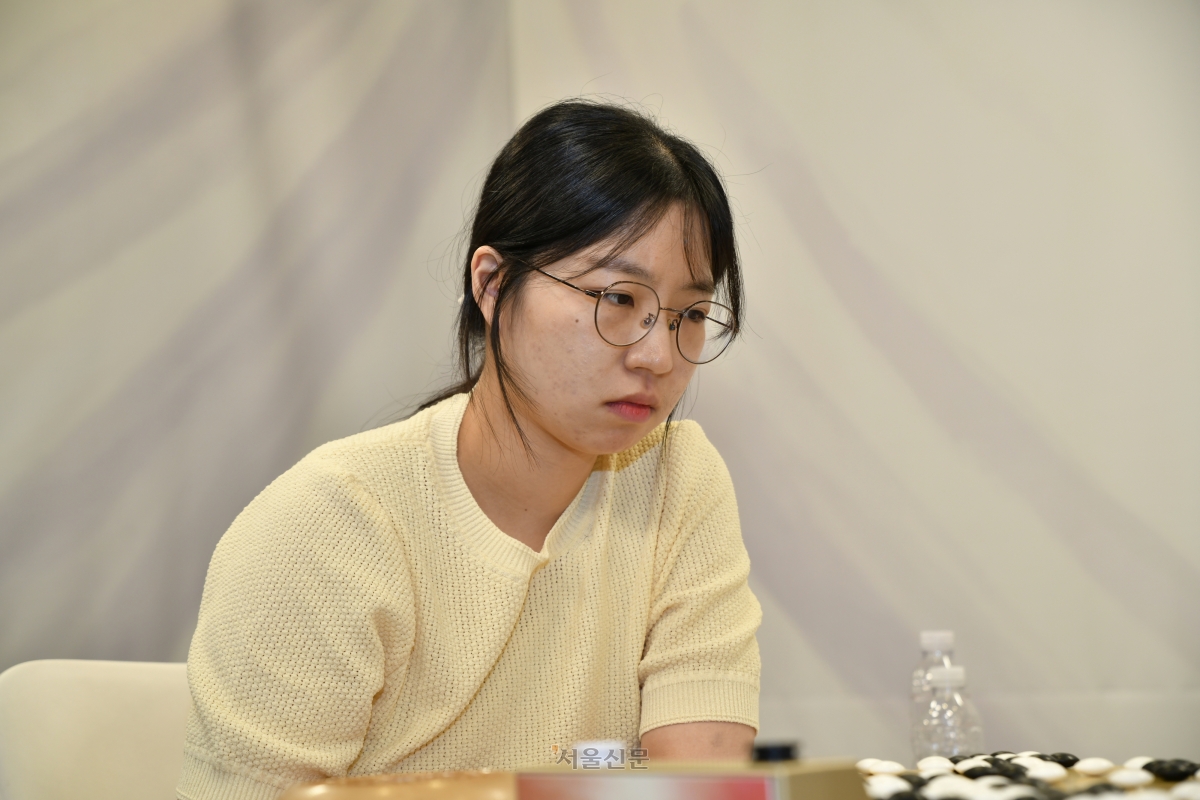 최정 9단이 2일 경기 성남시 판교 K바둑 스튜디오에서 열린 2026 MOA 여자 최고기사 결정전 결승 3번기 2국에서 김은지 9단과 승부하고 있다. 2026.7.2 한국기원 제공