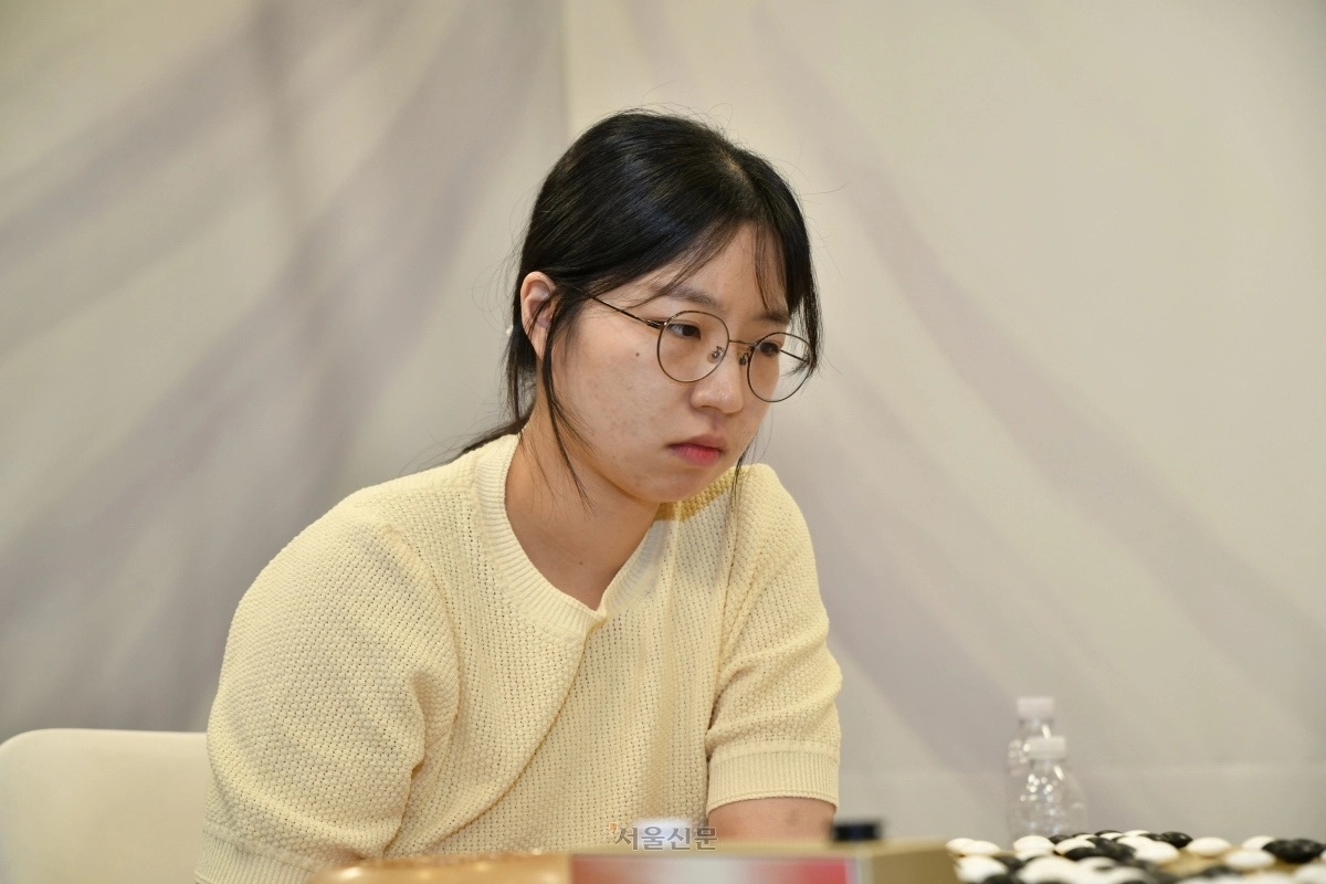 최정 9단이 2일 경기 성남시 판교 K바둑 스튜디오에서 열린 2026 MOA 여자 최고기사 결정전 결승 3번기 2국에서 김은지 9단과 승부하고 있다. 2026.7.2 한국기원 제공