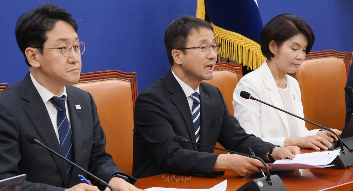 한병도 더불어민주당 대표 직무대행 겸 원내대표가 2일 국회에서 열린 정책조정회의에서 발언하고 있다. 안주영 전문기자