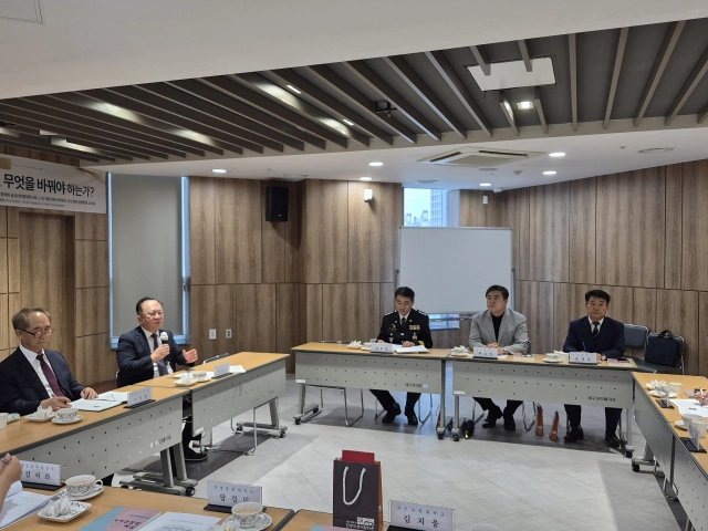 대한지방자치학회와 한국행정학회 공공안전행정연구회, 대구·경북 경찰행정 교수회가 지난  1일 대구 중구 한방의료체험타운 세미나실에서 ‘자치경찰 5년의 성과와 과제’ 특별기획 세미나를 열고 자치경찰 제도의 향후 운영 방향에 대해 토론하고 있다. 대한지방자치학회 제공