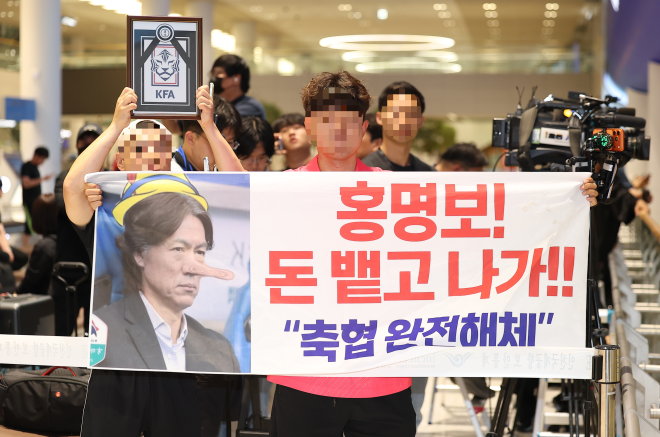 홍명보, 돌연 미국행 “청문회? 모르겠다…내분은 없었다”