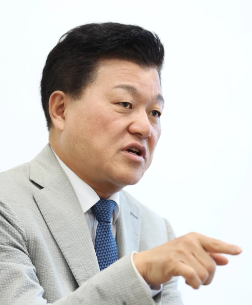 신용한 충북지사가 2일 도청 집무실에서 가진 서울신문과의 인터뷰에서 실용 행정을 통한 ‘충북 대전환’을 강조하고 있다. 충북도 제공