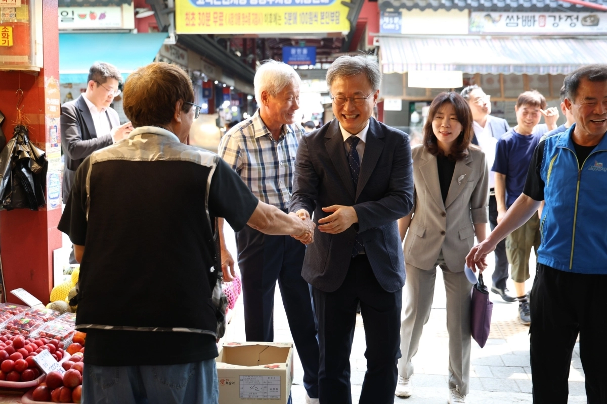 장인홍(가운데) 서울 구로구청장이 지난 1일 고척근린시장에서 상인과 이야기하고 있다. 구로구 제공