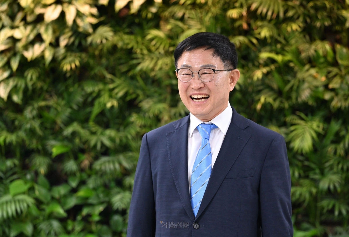 최기찬 서울 금천구청장이 당선인 신분으로 지난달 16일 진행한 인터뷰에서 ‘구민과 함께 활기찬 금천’을 달성하기 위한 구상을 설명하고 있다. 최 구청장은 “구민이 체감하는 변화를 만드는 일 잘하는 구청장이 되겠다”고 다짐했다. 도준석 전문기자