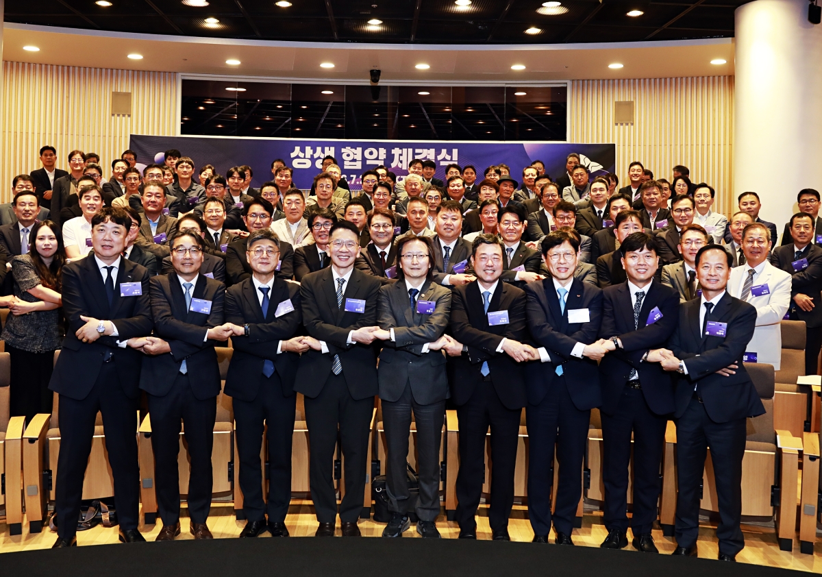 SK그룹과 공정거래위원회 관계자가 2일 서울 중구 SKT타워에서 열린 ‘SK-1·2·3차 협력사 간 상생 협약’ 체결식에서 기념촬영을 하고 있다. 앞줄 왼쪽 세 번째부터 정재헌 SK텔레콤 CEO, 최창원 SK수펙스추구협의회 의장, 주병기 공정거래위원장, 지동섭 SK수펙스추구협의회 SV위원장, 안현 SK하이닉스 사장. SK 제공