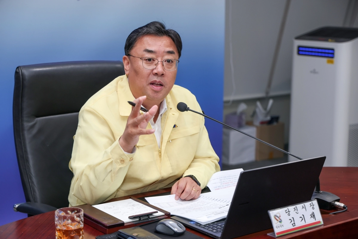 취임 1호 결재로‘ 시민안전’을 선택한 김기재 당진시장이 각 부서장들이 참석한 가운데 자연재난 종합대책회의를 열고 있다. 시 제공