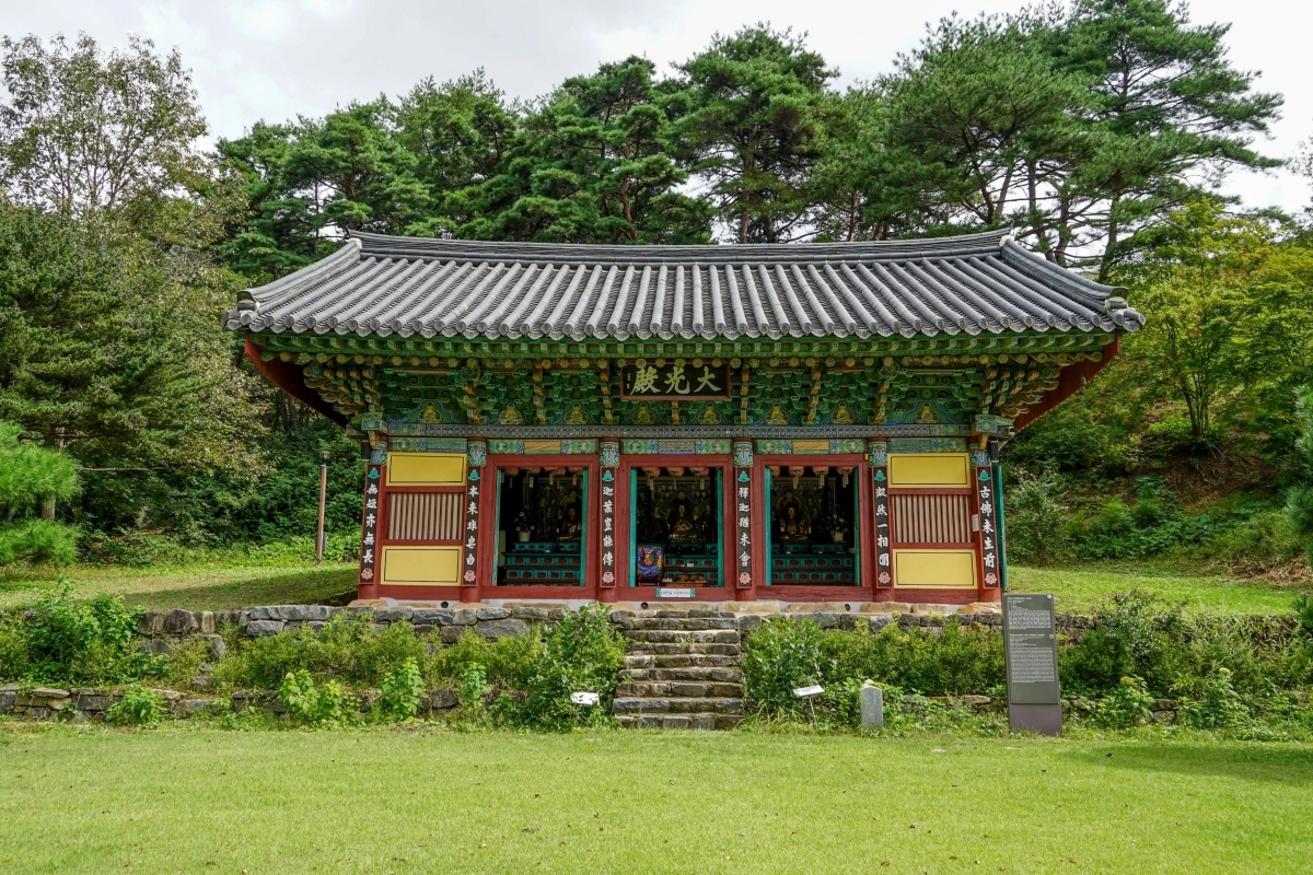 국가 보물 지정을 앞둔 충남 금산군 남이면에 있는 ‘신안사 대광전’. 도 제공