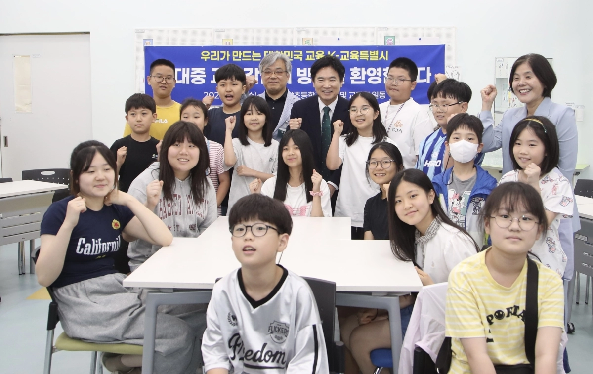 김대중 초대 전남광주통합특별시 교육감이 지난 1일 광주중앙초 교육가족들과 기념사진을 찍고 있다.
