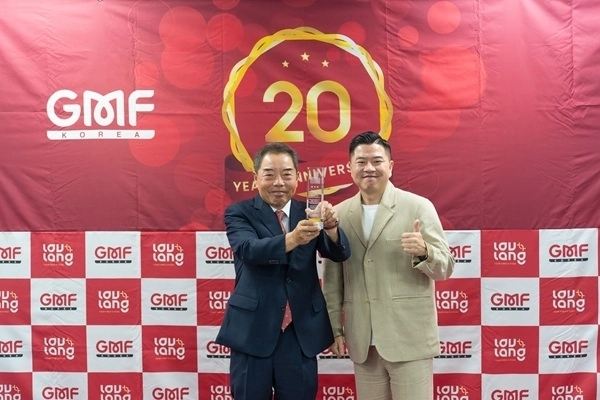 창립 20주년 기념식에서 공로패를 들고 있는 김호수 지엠에프 회장과 김직 상무이사. (사진 제공 = 지엠에프)