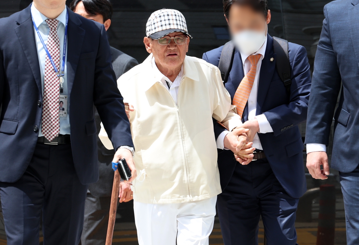 부축 받으며 법정 향하는 이만희 신천지 총회장