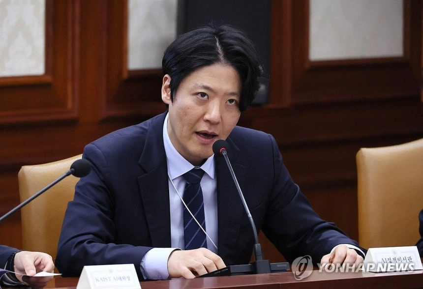 김우창 청와대 국가AI정책비서관이 24일 서울 종로구 정부서울청사에서 열린 글로벌 AI 허브 유치위원회에서 글로벌 AI 허브 추진경과 및 향후계획 대해 보고하고 있다. 연합뉴스