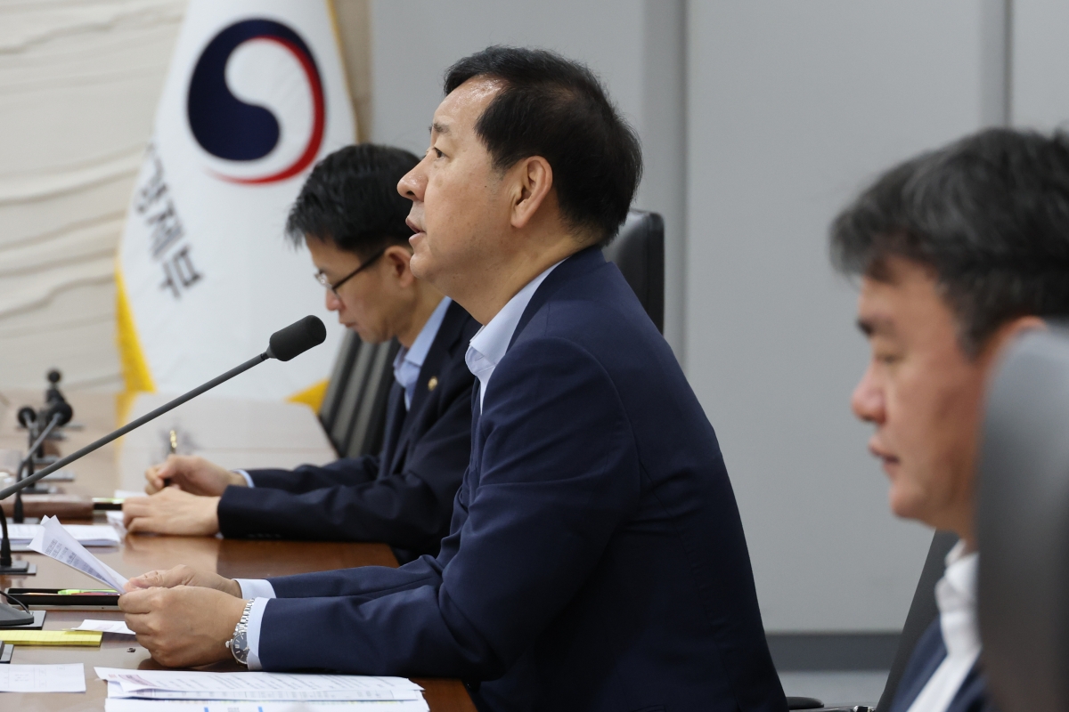 구윤철 부총리 겸 재정경제부 장관이 3일 정부세종청사에서 열린 비상경제본부 회의 겸 경제관계장관회의를 주재하고 있다.  연합뉴스