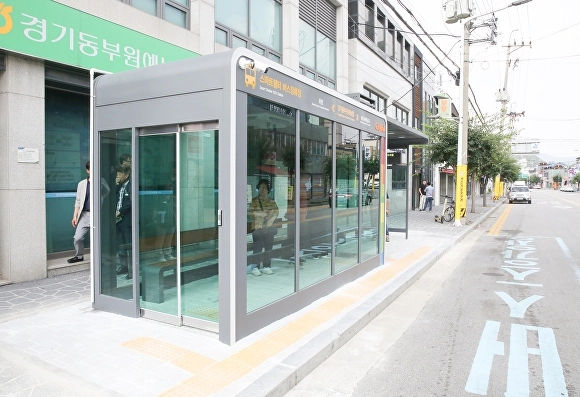 이천시 장호원에 설치된 스마트 쉘터 버스정류장. 이천시 제공