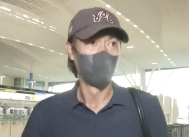 2일 홍명보 전 축구대표팀 감독이 인천국제공항을 통해 출국하고 있다. 자료 : YTN
