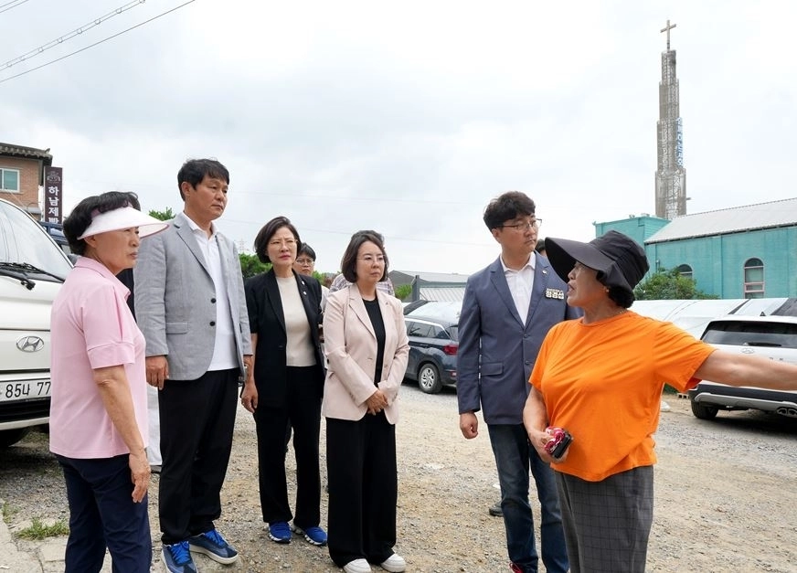 정병용 의원은 지난 2일 정혜영·오지연·정경섭 의원과 검단산 민원현장을 방문해 상권활성화 및 등산로 정비를 모색하고 있다. 하남시의회 제공