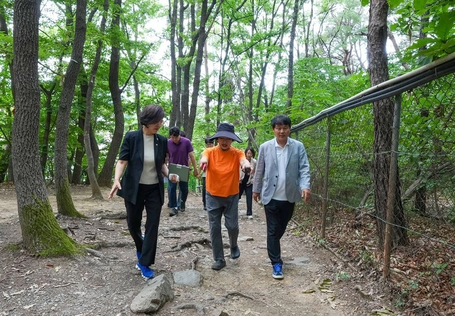 정병용 의원은 지난 2일 정혜영·오지연·정경섭 의원과 검단산 민원현장을 방문해 상권활성화 및 등산로 정비를 모색하고 있다. 하남시의회 제공