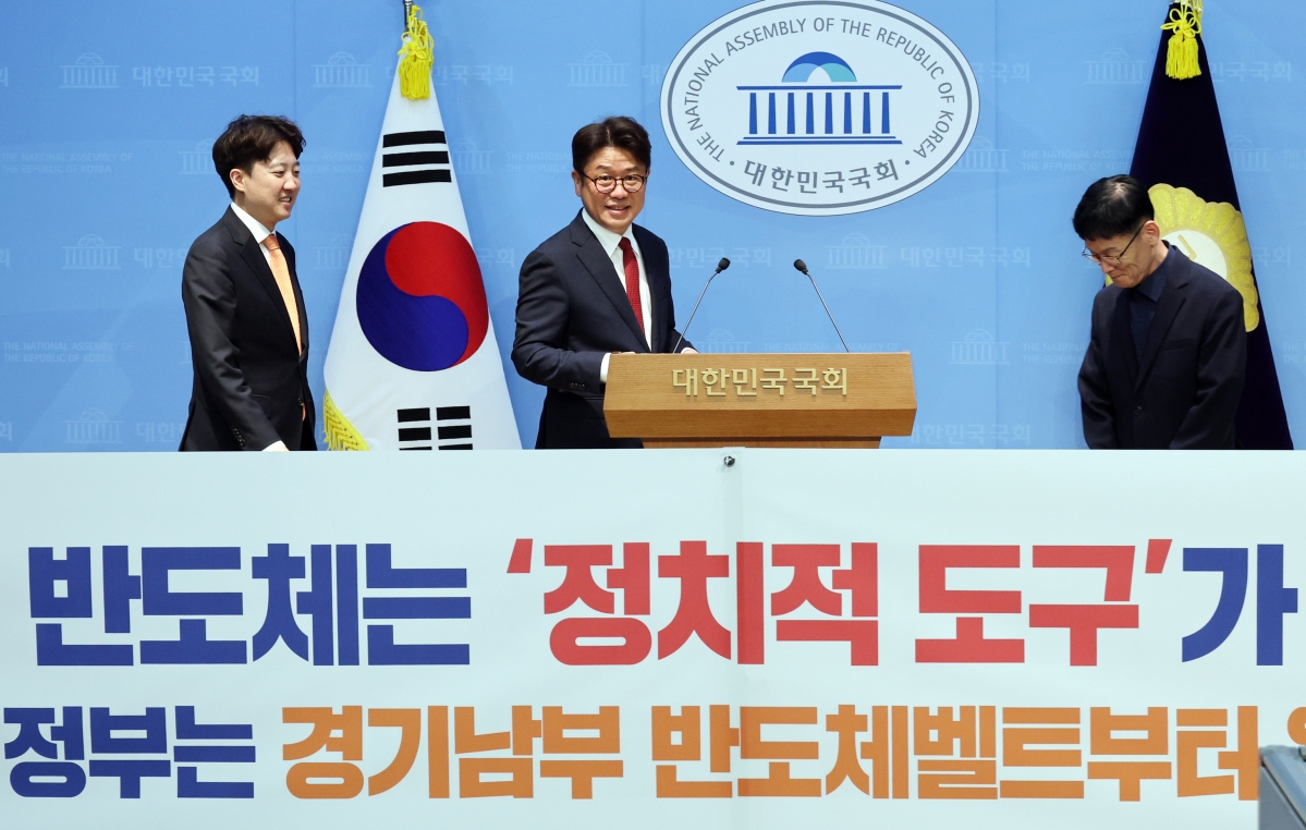 호남 반도체 클러스터 관련 기자회견 입장하는 이준석-유의동 의원