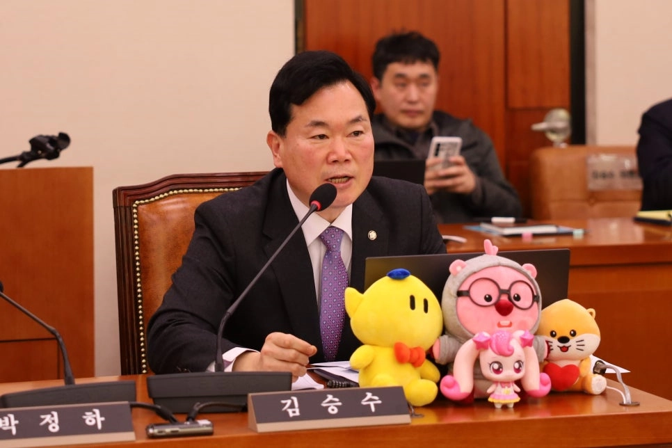 김승수 의원이 지난 2월 23일 문화체육관광위 전체회의에 참여해 애니메이션 캐릭터 인형을 앞에 놓고 캐릭터산업진흥법 제정 입법취지 및 제정 필요성을 강조하고 있다. 의원실 제공