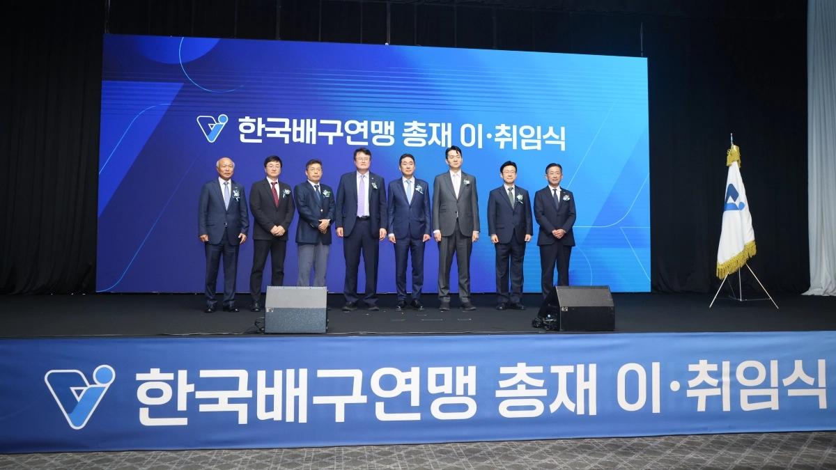 이호진(왼쪽 다섯 번째) 태광그룹 회장이 3일 서울 용산구 그랜드 하얏트 서울에서 열린 한국배구연맹 총재 이·취임식에서 조원태 전 총재(오른쪽 세 번째), 김대현 문화체육관광부 제2차관(왼쪽 네 번째) 등  관계자들과 함께 기념사진을 찍고 있다. 2026.7.3 연합뉴스