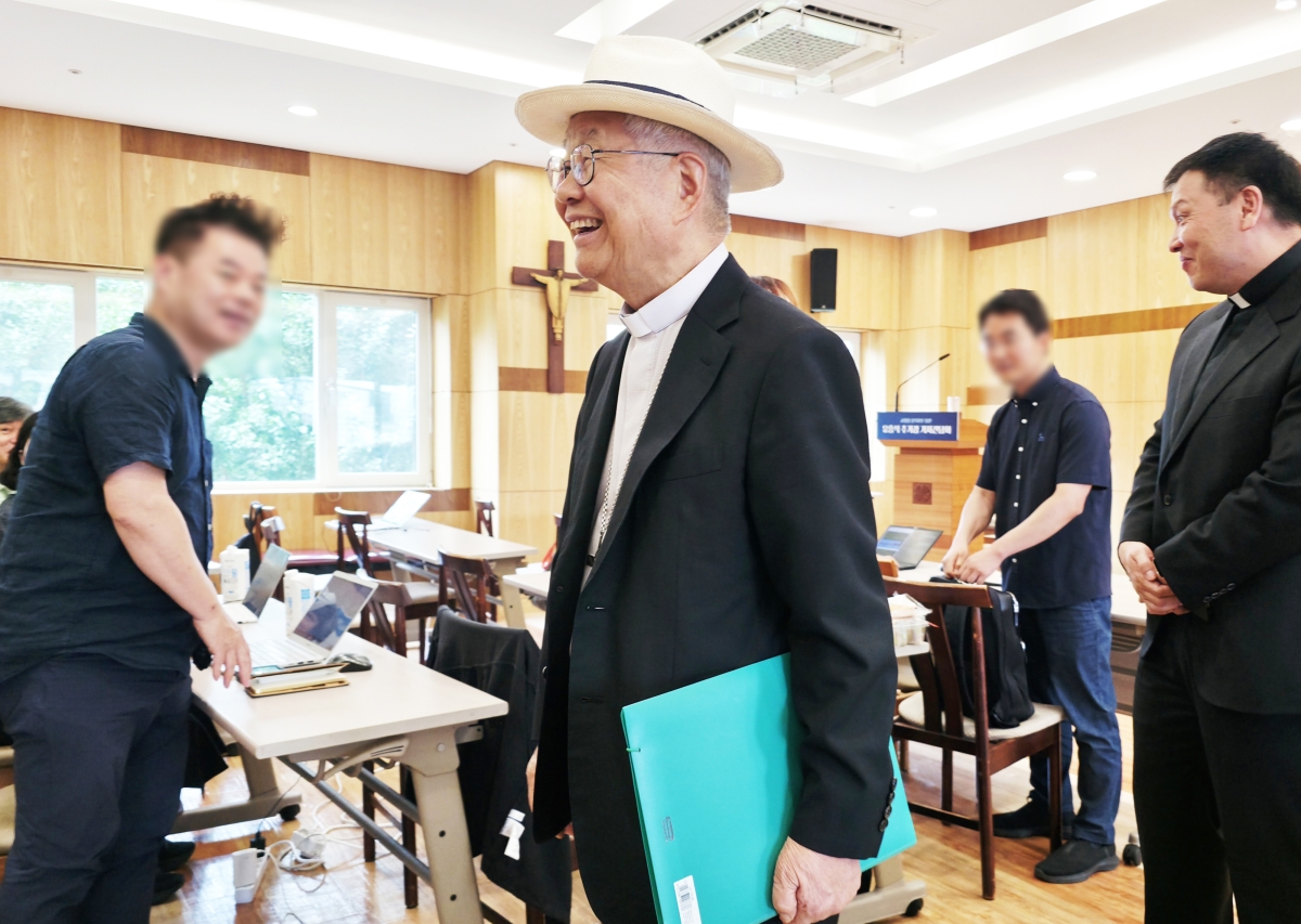 시원한 남미풍의 모자를 쓴 유 추기경이 간담회장을 나서고 있다.