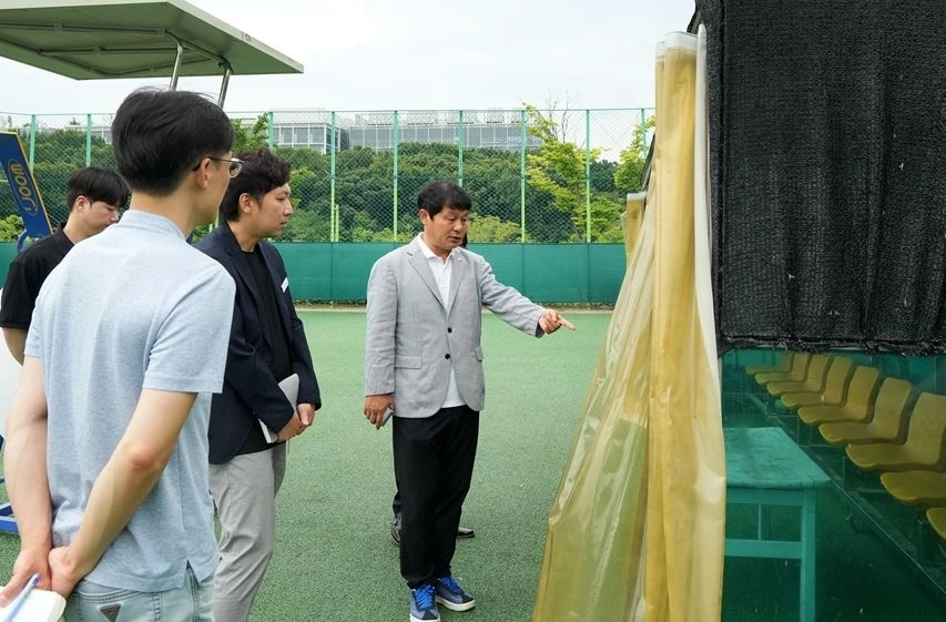 정병용 의원은 지난 2일 미사한강공원 내 여름철 폭염에 대비해 실외 체육시설을 점검하고 있다. 하남시의회 제공