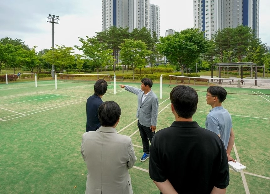 정병용 의원은 지난 2일 미사한강공원 내 여름철 폭염에 대비해 실외 체육시설을 점검하고 있다. 하남시의회 제공