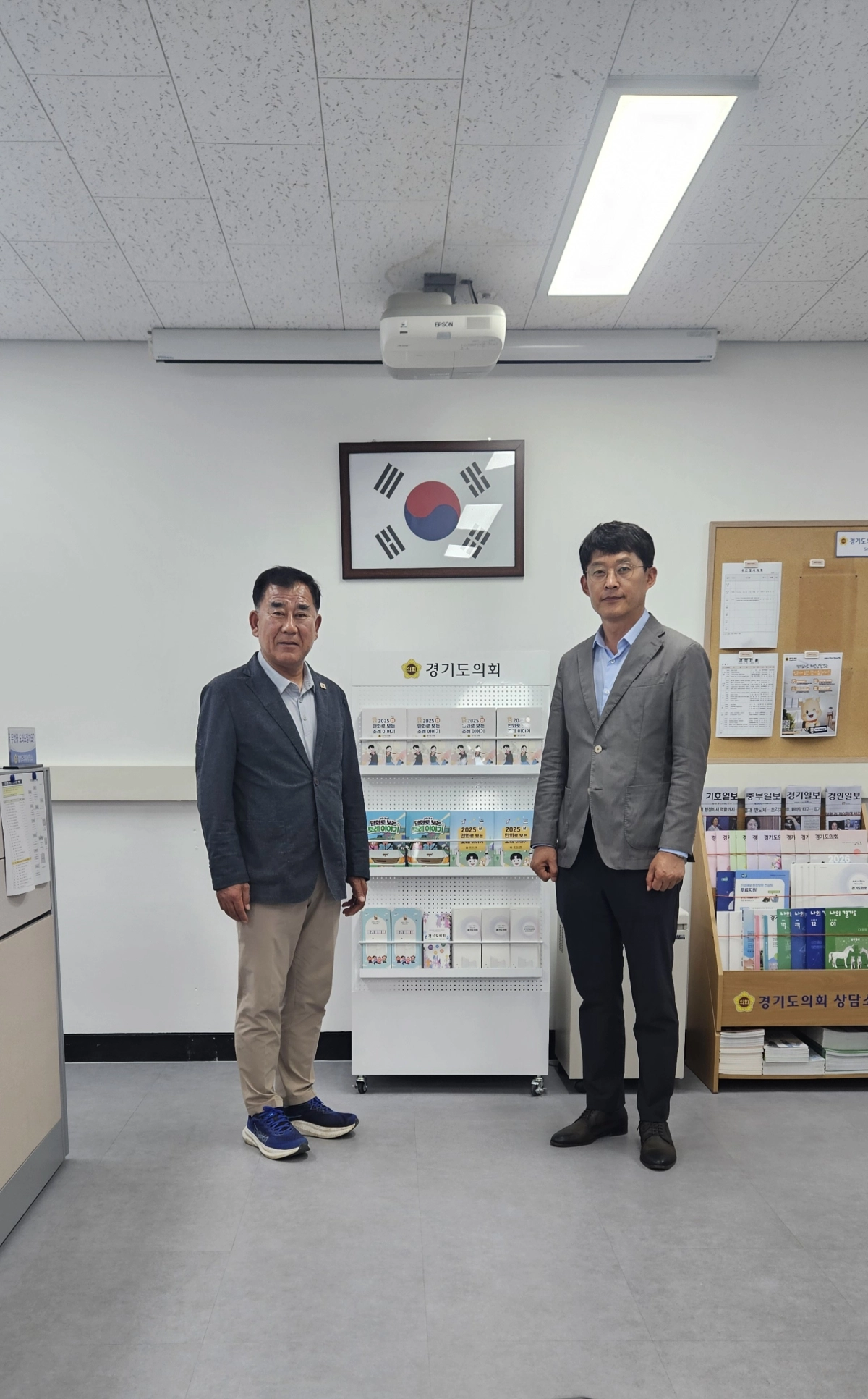 ▲경기도의회 안성상담소에서 이주현 의원(오른쪽)과 백승기 의원(왼쪽)이 제12대 의정활동의 시작을 다짐하며 기념촬영을 하고 있다. (사진=경기도의회)