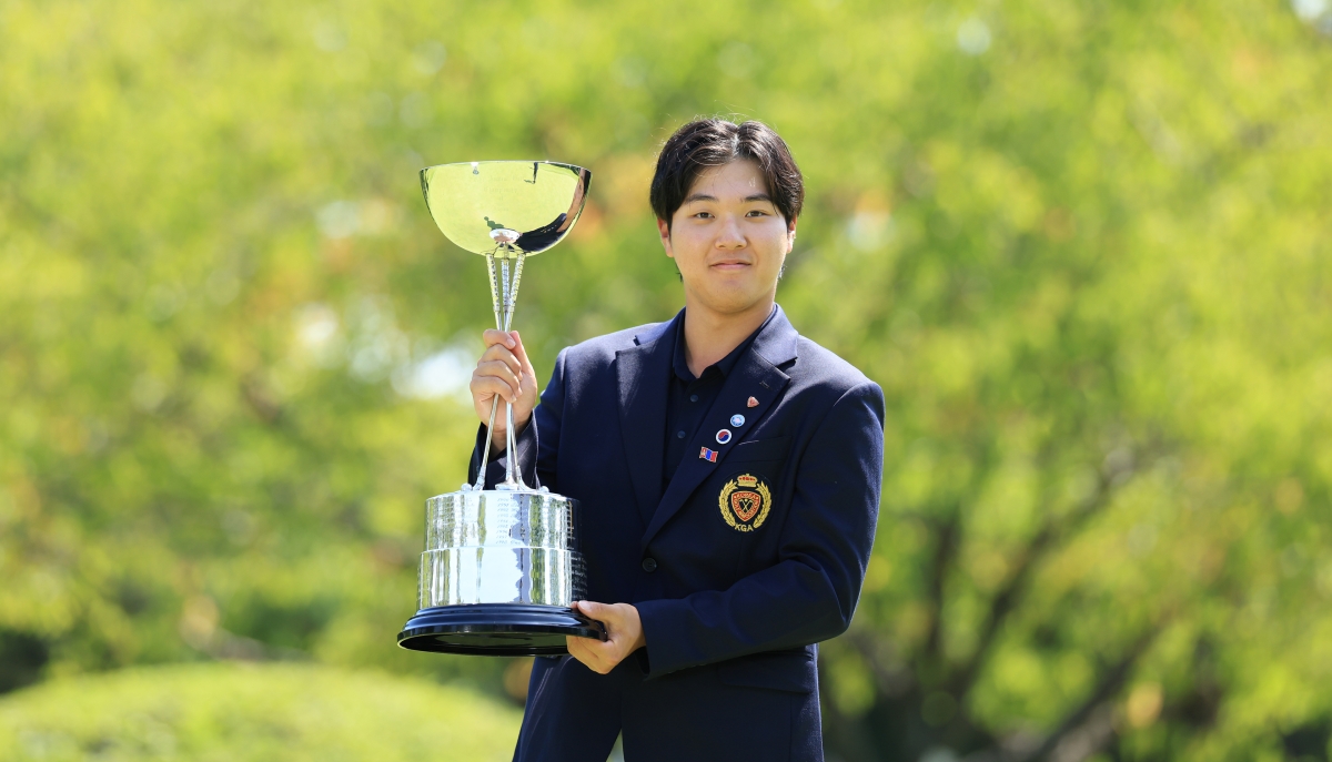 일본 아마추어 골프 선수권대회 우승 트로피를 든 김민수. 일본골프협회 제공.