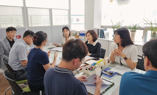 ▲경기도의회 오산상담소에서 김영희 의원과 전예슬 의원이 화성오산교육지원청 관계자들과 정담회를 갖고 생활SOC 사업 무산 경위 및 대책을 논의하고 있다. (사진=경기도의회)