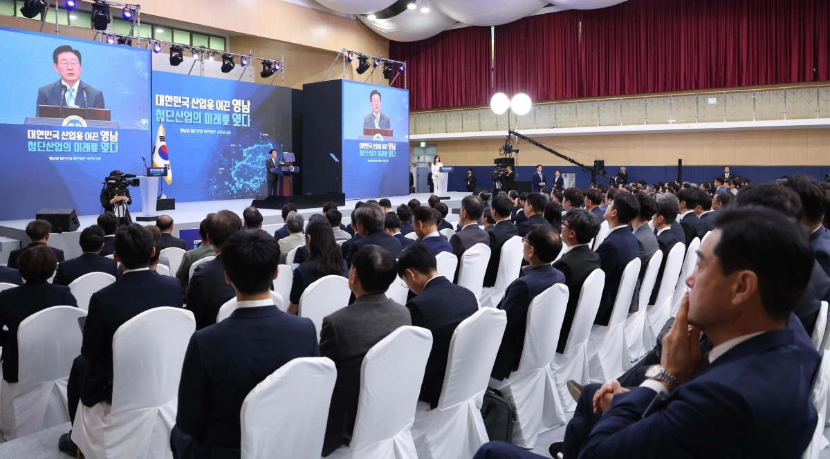 영남권 첨단산업 발전비전 국민보고회, 축사하는 이재명 대통령