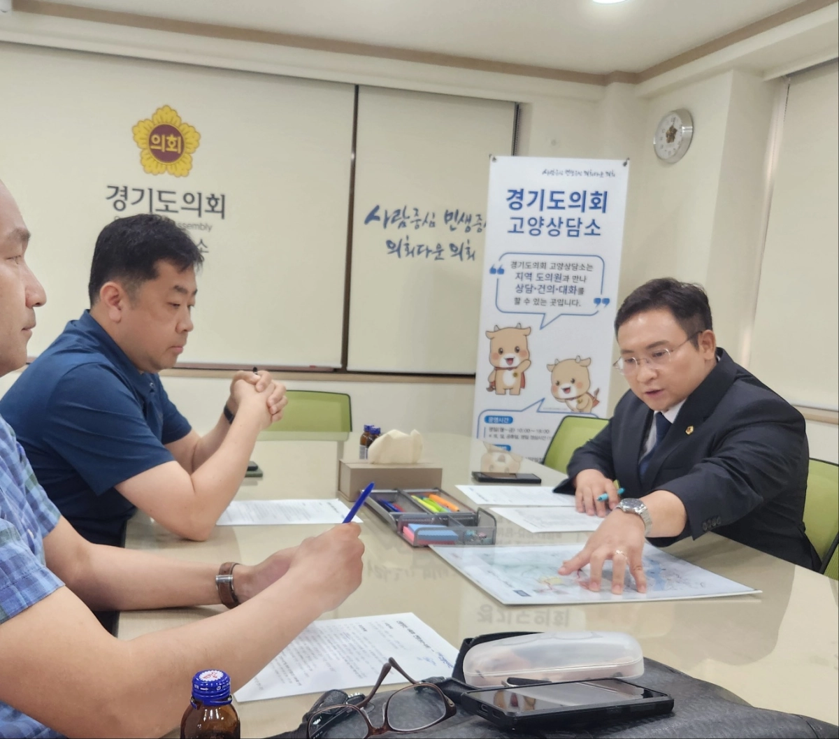 ▲경기도의회 고양상담소에서 변재석 의원(오른쪽)이 경기도 철도정책과 관계자들로부터 고양권 철도사업 현황을 보고받으며 고양신사선 추진 전략 노선을 점검하고 있다. (사진=경기도의회)
