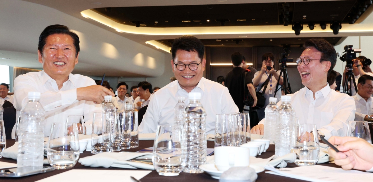 정청래(왼쪽부터), 송영길, 김민석 더불어민주당 의원이 3일 서울 용산구 드래곤시티호텔에서 열린 더불어민주당 후반기 국회 대비 국회의원 워크숍에서 같은 테이블에 착석해 환하게 웃고 있다. 뉴시스