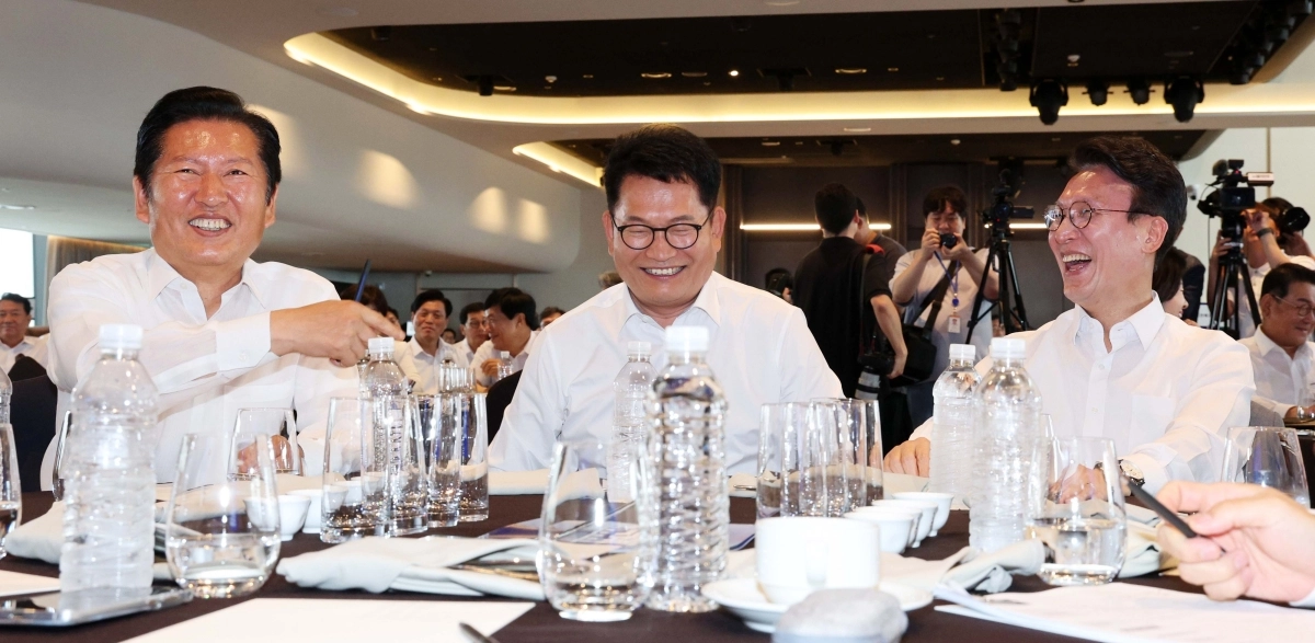 정청래(왼쪽부터), 송영길, 김민석 더불어민주당 의원이 3일 서울 용산구 드래곤시티호텔에서 열린 더불어민주당 후반기 국회 대비 국회의원 워크숍에서 같은 테이블에 착석해 환하게 웃고 있다. 뉴시스