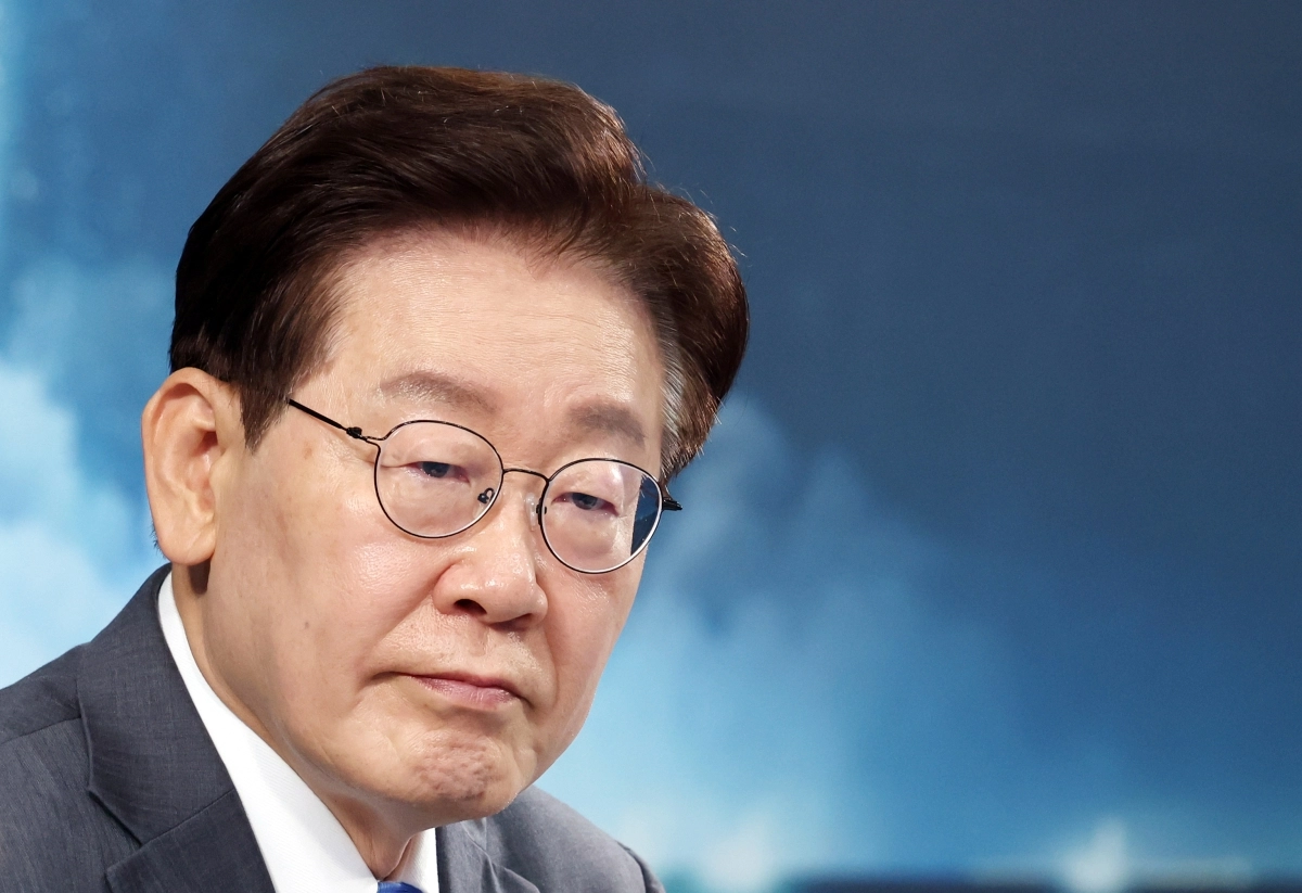 이재명 대통령이 3일 경남 진주시에서 열린 제5회 국가우주위원회에서 주제 영상을 시청하고 있다. 2026.7.3 연합뉴스