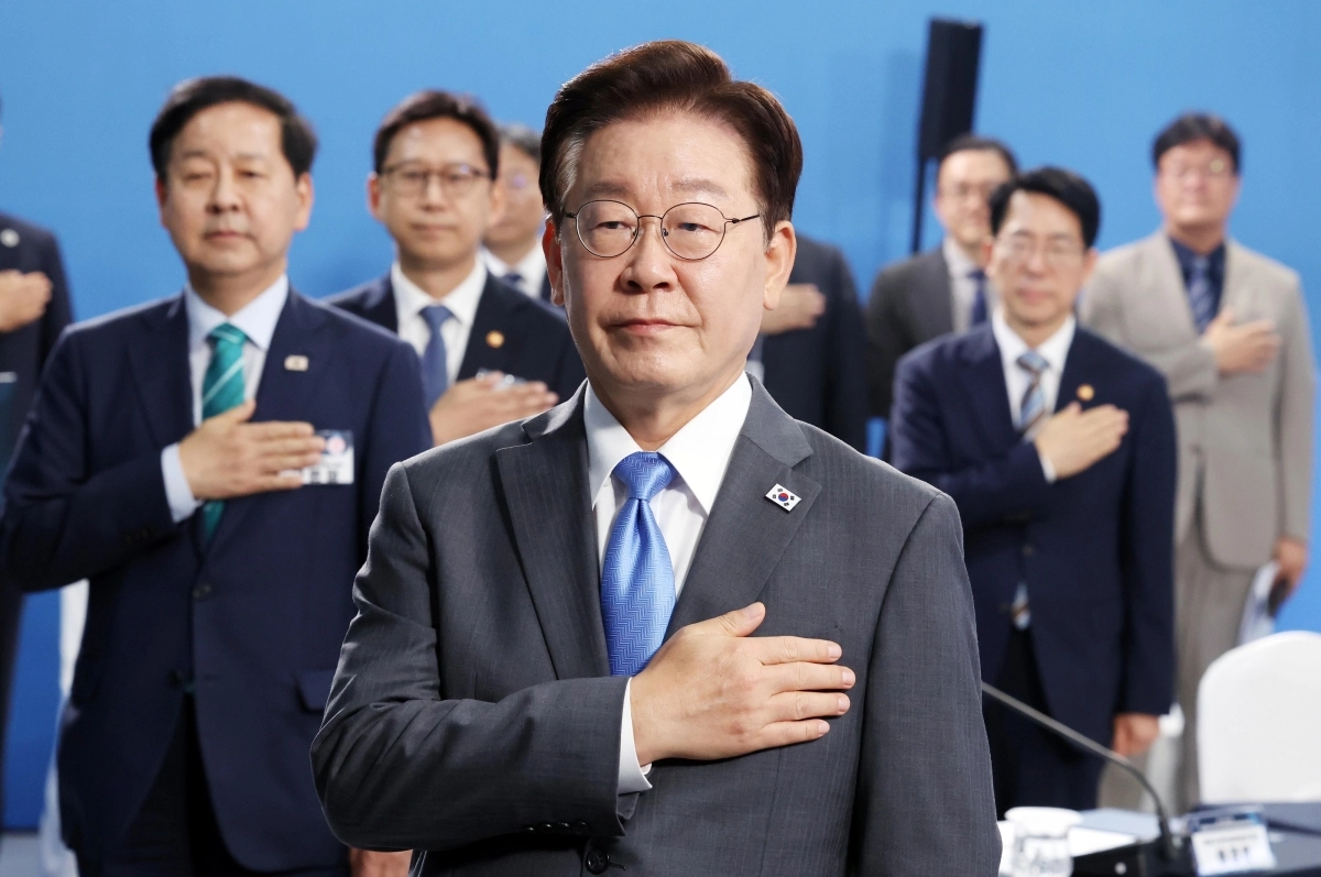 이재명 대통령이 3일 경남 진주시에서 열린 제5회 국가우주위원회에서 국민의례를 하고 있다. 2026.7.3 연합뉴스