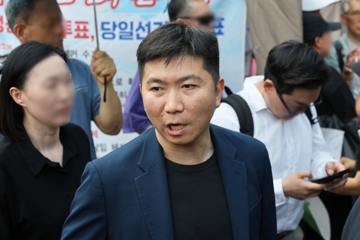 지난달 16일 유승민 대한체육회장이 핸드볼경기장에 진입하기 위해 대기하고 있다. 연합뉴스