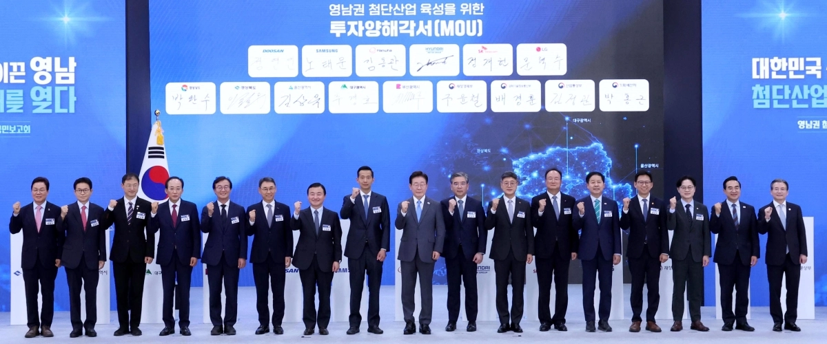 이재명 대통령이 3일 경남 진주시에서 열린 영남권 첨단산업 발전비전 국민보고회에서 투자협약식이 끝난 뒤 참석자들과 기념 촬영을 하고 있다. 왼쪽부터 박완수 경남지사, 이철우 경북지사, 김상욱 울산시장, 추경호 대구시장, 전재수 부산시장, 정연인 두산에너빌리티 부회장, 노태문 삼성전자 대표이사 사장, 김동관 한화그룹 부회장, 이 대통령, 장재훈 현대차그룹 부회장, 정재헌 SK텔레콤 대표이사 사장, 문혁수 LG이노텍 사장, 구윤철 부총리 겸 재정경제부 장관, 배경훈 부총리 겸 과기정통부 장관, 김정관 산업부 장관, 박홍근 기획처 장관, 김용범 청와대 정책실장. 2026.7.3. 청와대통신사진기자단