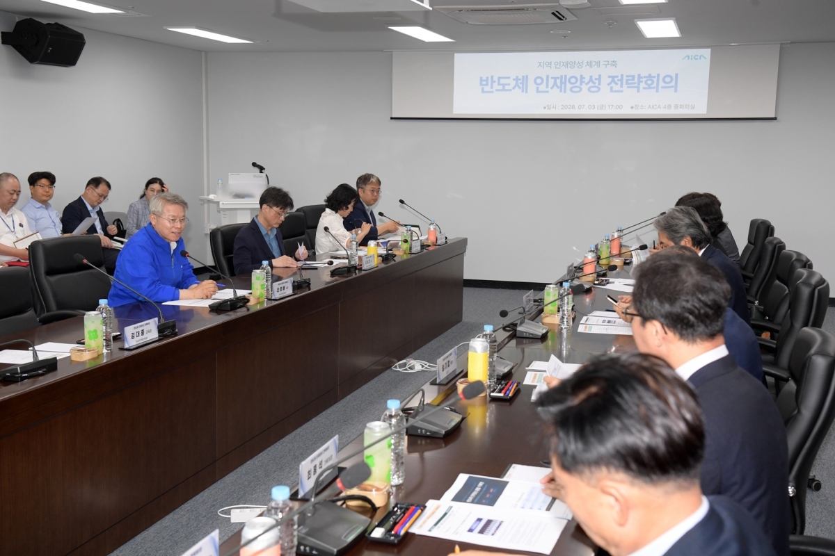 민형배 전남광주통합특별시장이 3일 광주 첨단지구 인공지능융합사업단(AICA)에서 열린 ‘반도체 인재양성 전략회의’에 참석, 인사말을 하고 있다. 전남광주통합특별시 제공