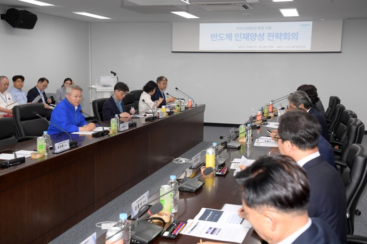 민형배 전남광주통합특별시장이 3일 광주 첨단지구 인공지능융합사업단(AICA)에서 열린 ‘반도체 인재양성 전략회의’에 참석, 인사말을 하고 있다. 전남광주통합특별시 제공