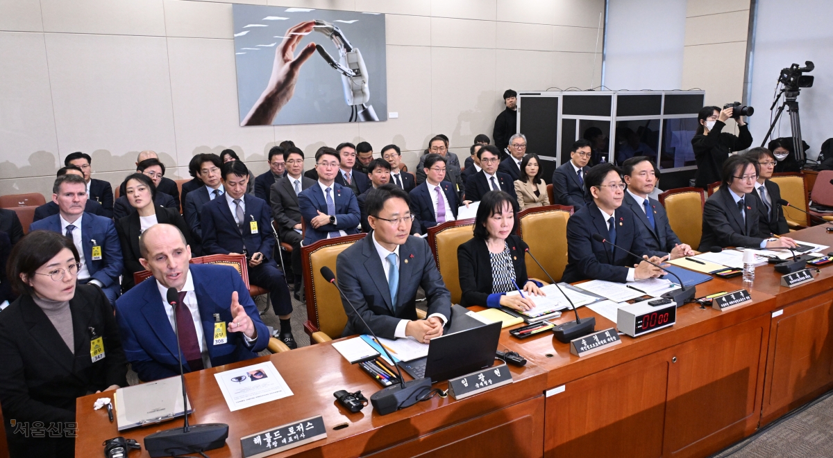 2025년 12월 30일 서울 여의도 국회에서 열린 쿠팡 침해사고 및 개인정보 유출, 불공정 거래, 노동환경 실태 파악과 재발 방지 대책 마련을 위한 청문회에서 해롤드 로저스 쿠팡 대표이사가 의원질의에 답변  하고 있다. 안주영 전문기자