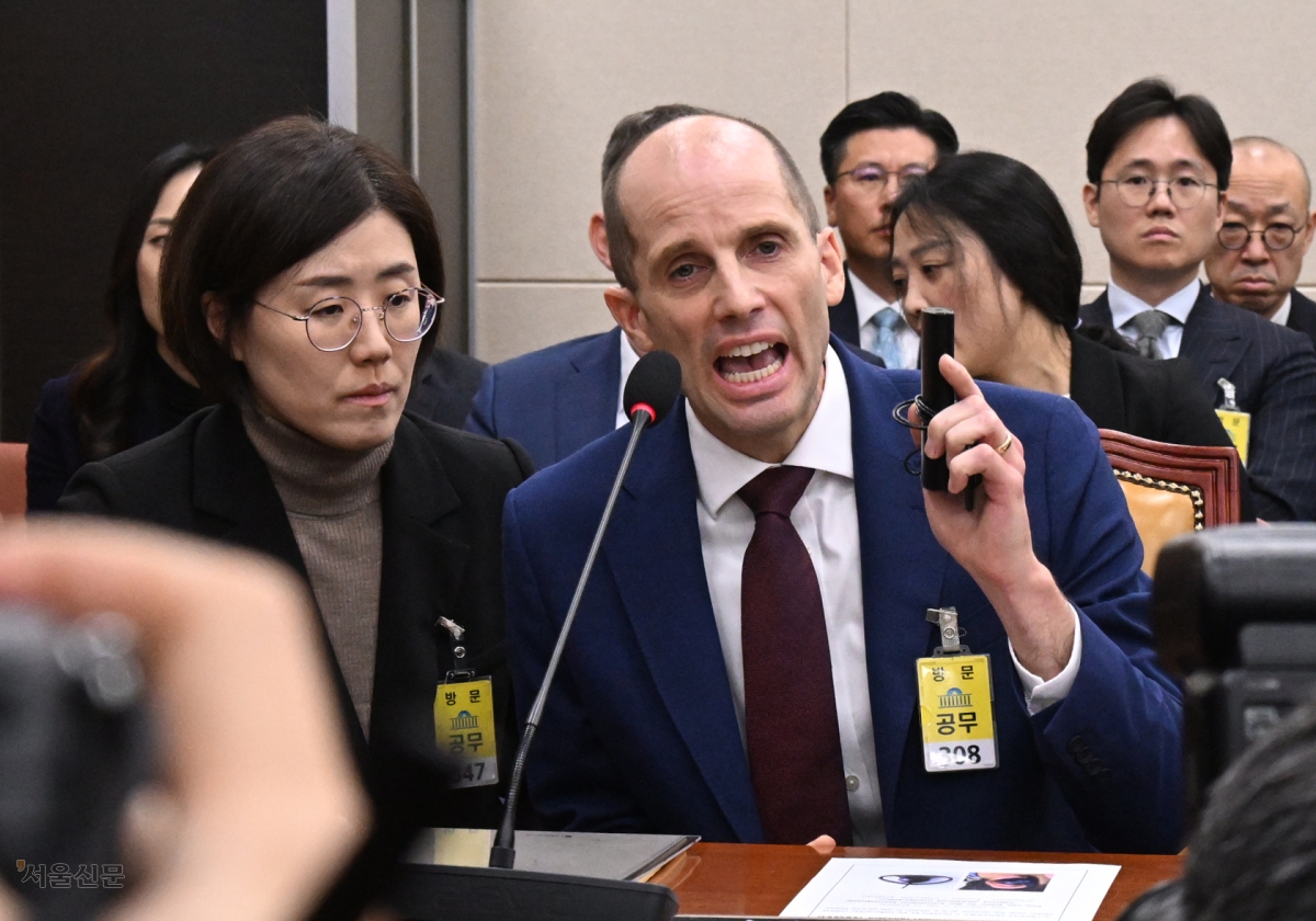 2025년 12월 30일 국회에서 열린 쿠팡 침해사고 및 개인정보 유출, 불공정 거래, 노동환경 실태 파악과 재발 방지 대책 마련을 위한 청문회에서 해롤드 로저스 쿠팡 대표이사가 최민희 과학기술정보방송통신위원회 위원장의 동시통역기 착용 요구에 답변하고 있다. 안주영 전문기자