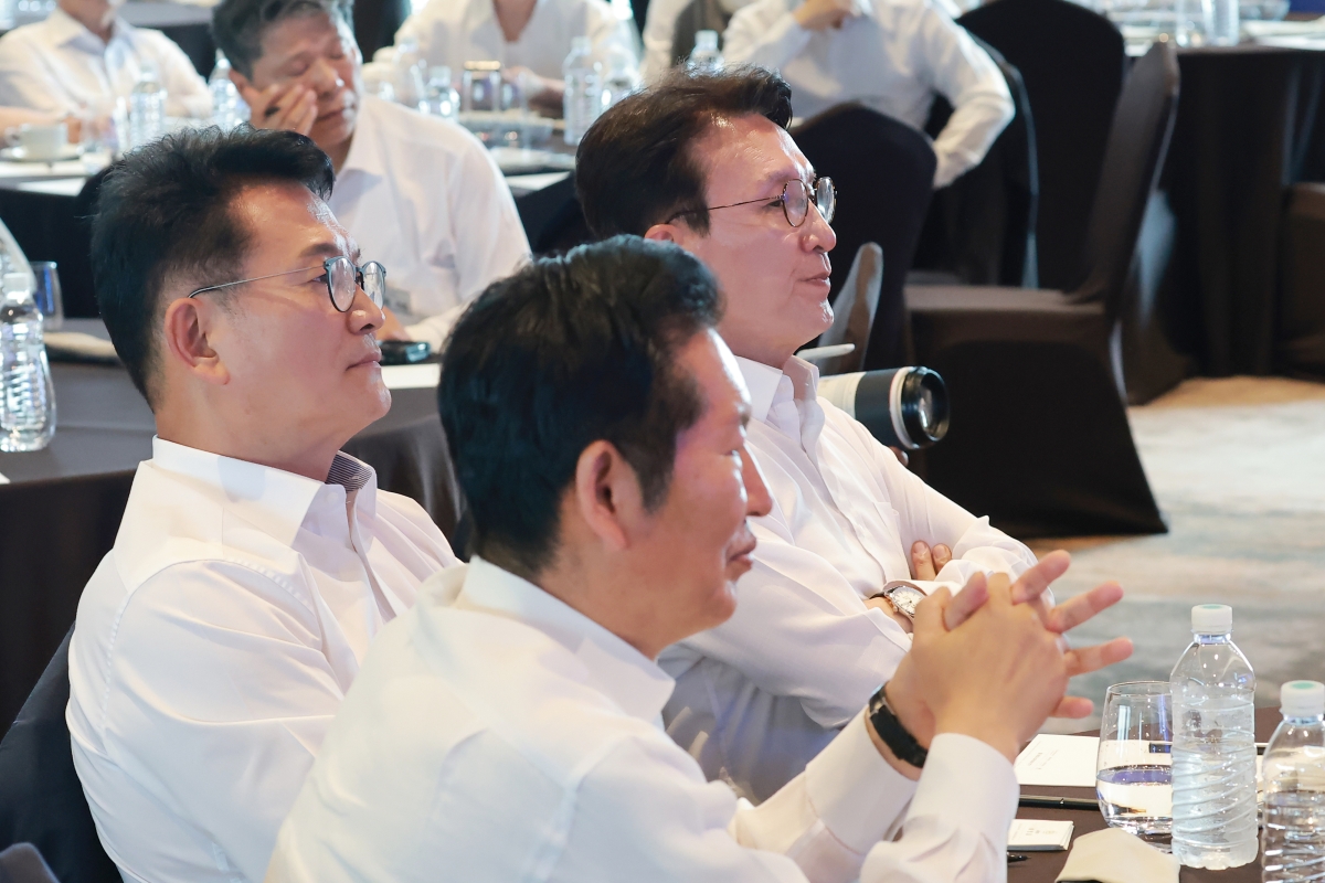 송영길(왼쪽부터) 더불어민주당 의원, 정청래 전 더불어민주당 대표, 김민석 전 국무총리가 3일 서울 용산구 드래곤시티호텔에서 열린 더불어민주당 국회의원 워크숍에 참석해 한 테이블에 앉아 있다. 연합뉴스