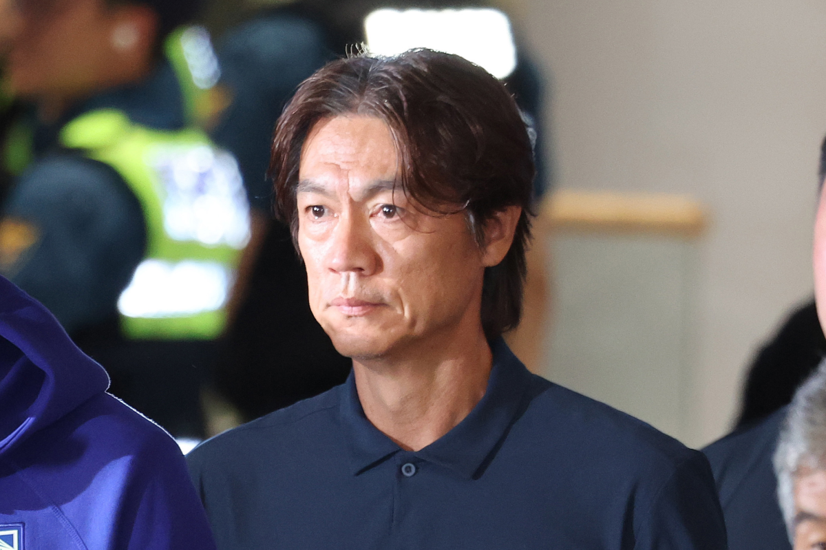 홍명보 전 축구대표팀 감독이 30일 인천국제공항 2터미널을 통해 입국하고 있다. 2026.6.30 뉴스1