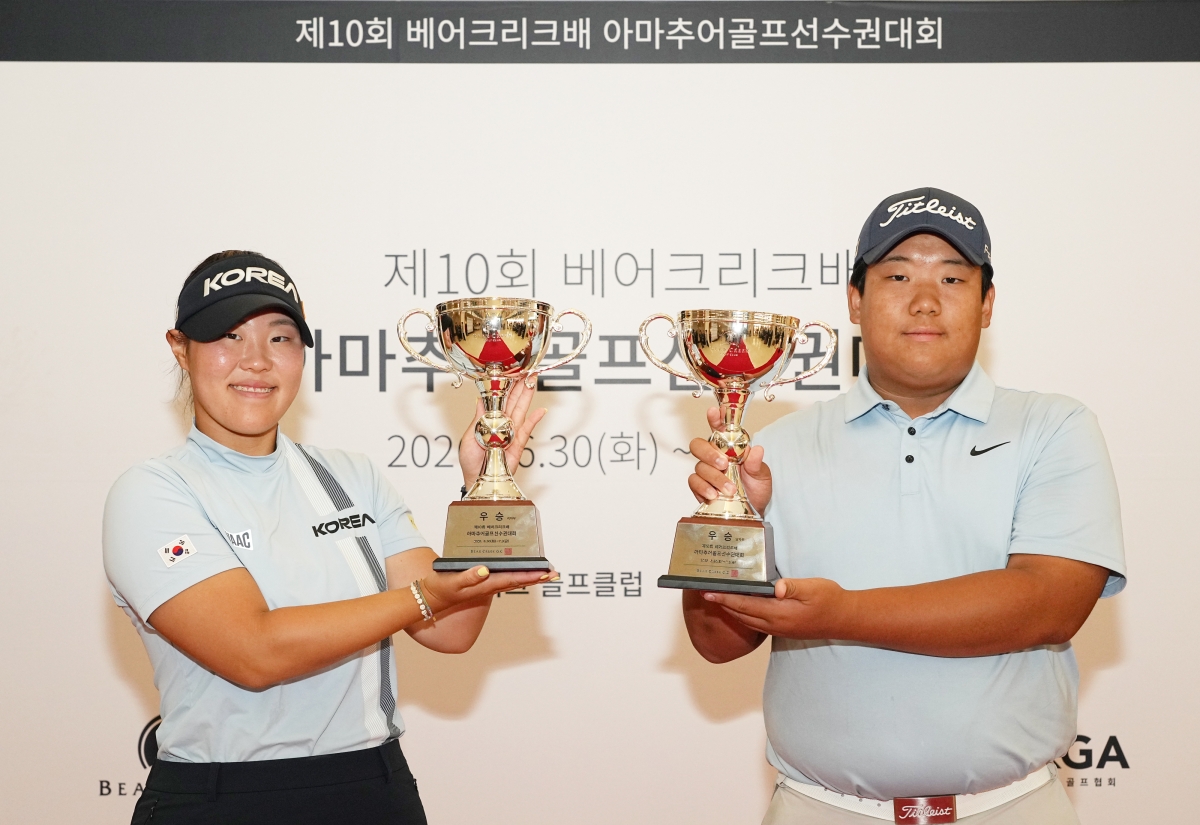 정조국(오른쪽)과 박서진이 우승 트로피를 들어보이고 있다. 대한골프협회 제공.