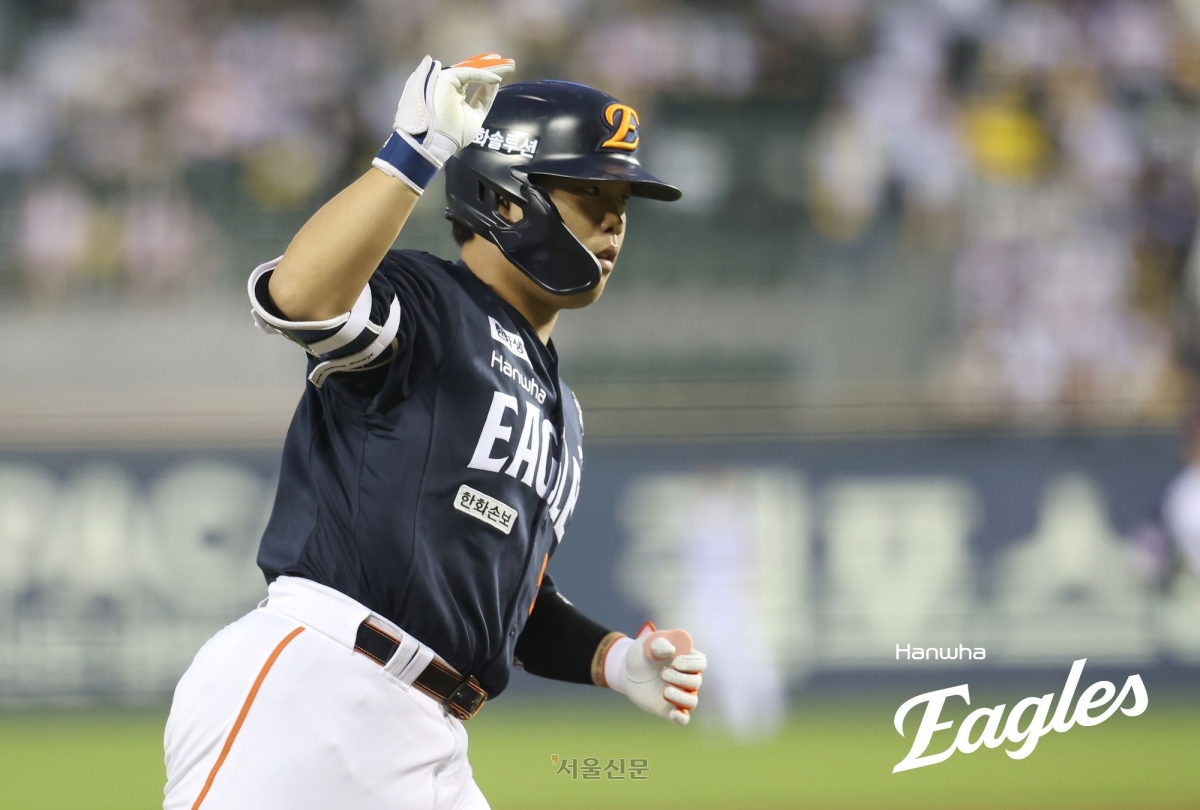 한화이글스 4번 타자 강백호가 3일 서울 잠실구장에서 열린 LG 트윈스와 한화의 경기에서 6회초 선제 솔로포를 날린 뒤 그라운드를 돌고 있다. 2026.7.3 한화 이글스 제공