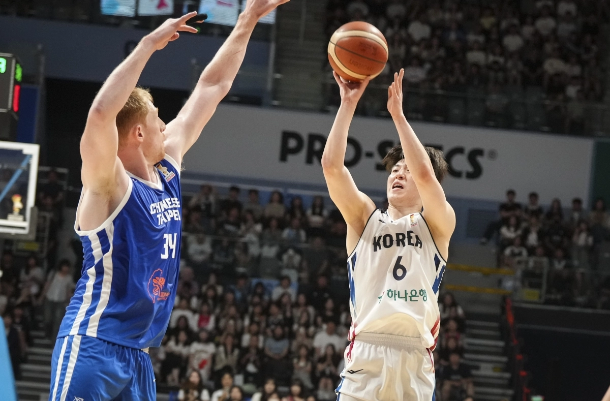 3일 오후 고양 소노 아레나에서 열린 ‘2027 국제농구연맹(FIBA) 월드컵’ 아시아 예선 윈도우3 대한민국과 대만과의 경기에서 이정현이 3점슛을 던지고 있다. 대한민국농구협회