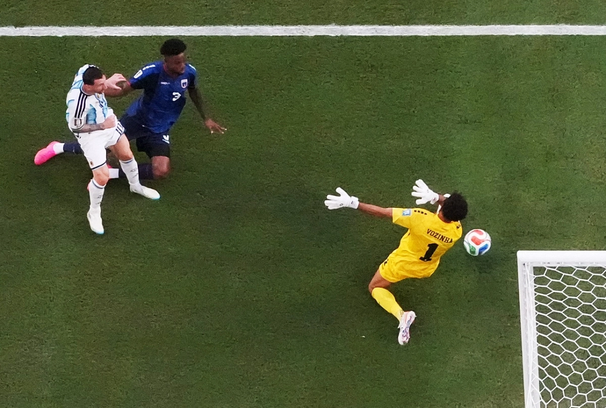 3일(현지시간) 미국 마이애미 스타디움에서 열린 2026 FIFA 북중미 월드컵 32강전에서 아르헨티나의 리오넬 메시가 카보베르데를 상대로 선제골을 넣고 있다. 2026.7.3 로이터 연합뉴스