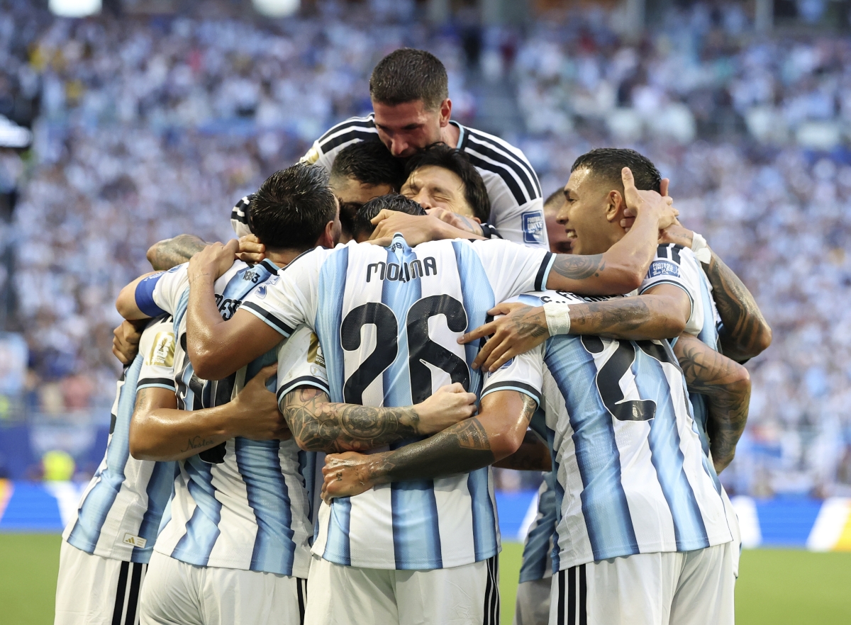 3일(현지시간) 미국 마이애미 스타디움에서 열린 카보베르데와의 2026 FIFA 북중미 월드컵 32강전에서 아르헨티나 선수들이 리오넬 메시의 골을 기뻐하고 있다. 2026.7.3 신화 연합뉴스