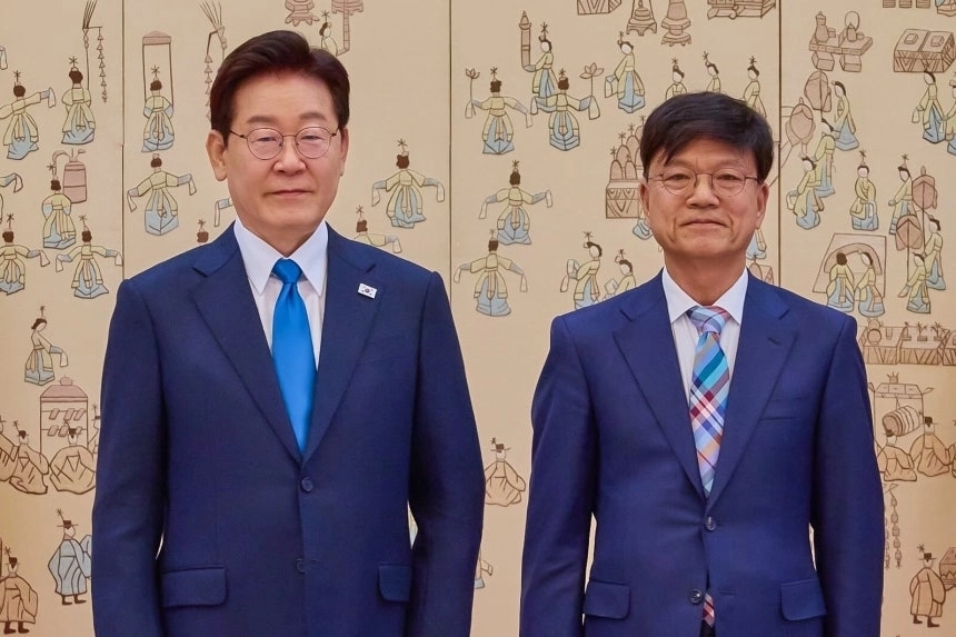 이재명 대통령이 지난 4월 15일 청와대에서 규제합리화위원회 이병태 부위원장에게 위촉장을 수여한 후 기념촬영을 하고 있다. 청와대 제공