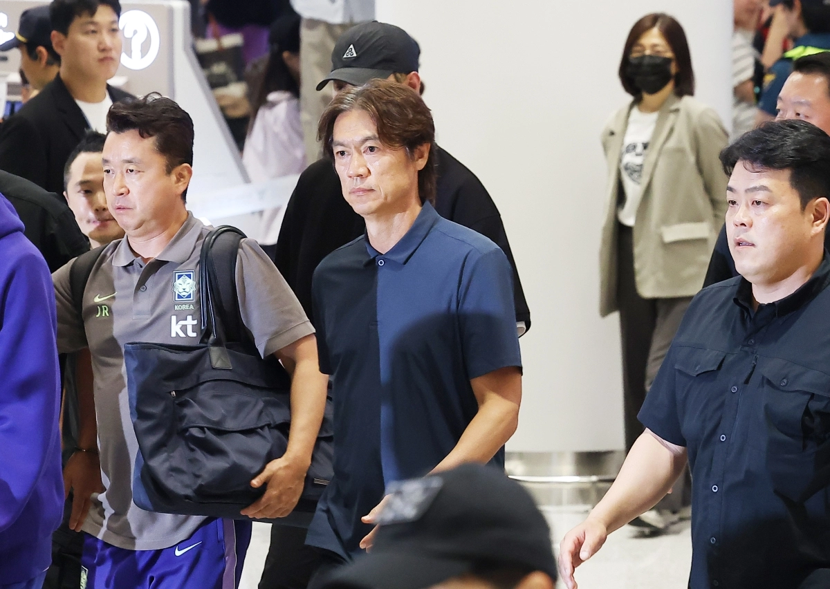 2026 북중미 월드컵 32강 진출에 실패해 한국 축구 국가대표팀에서 사퇴한 홍명보 전 감독이 30일 인천국제공항 제2여객터미널을 통해 입국하고 있다. 2026.6.30 연합뉴스